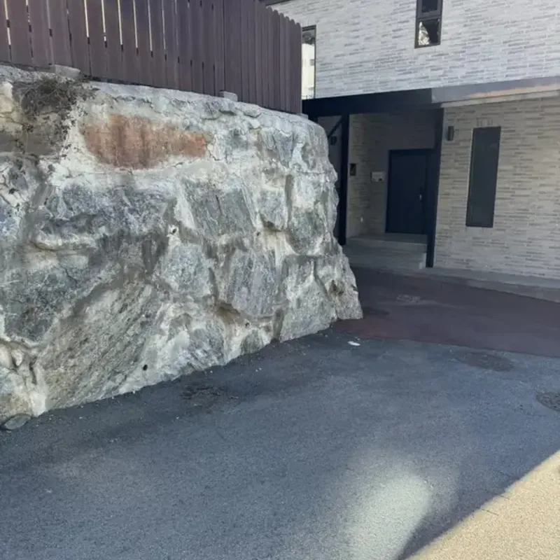 사각지대 반사경 암석 옹벽 옆 골목 반사경 설치 시공 전