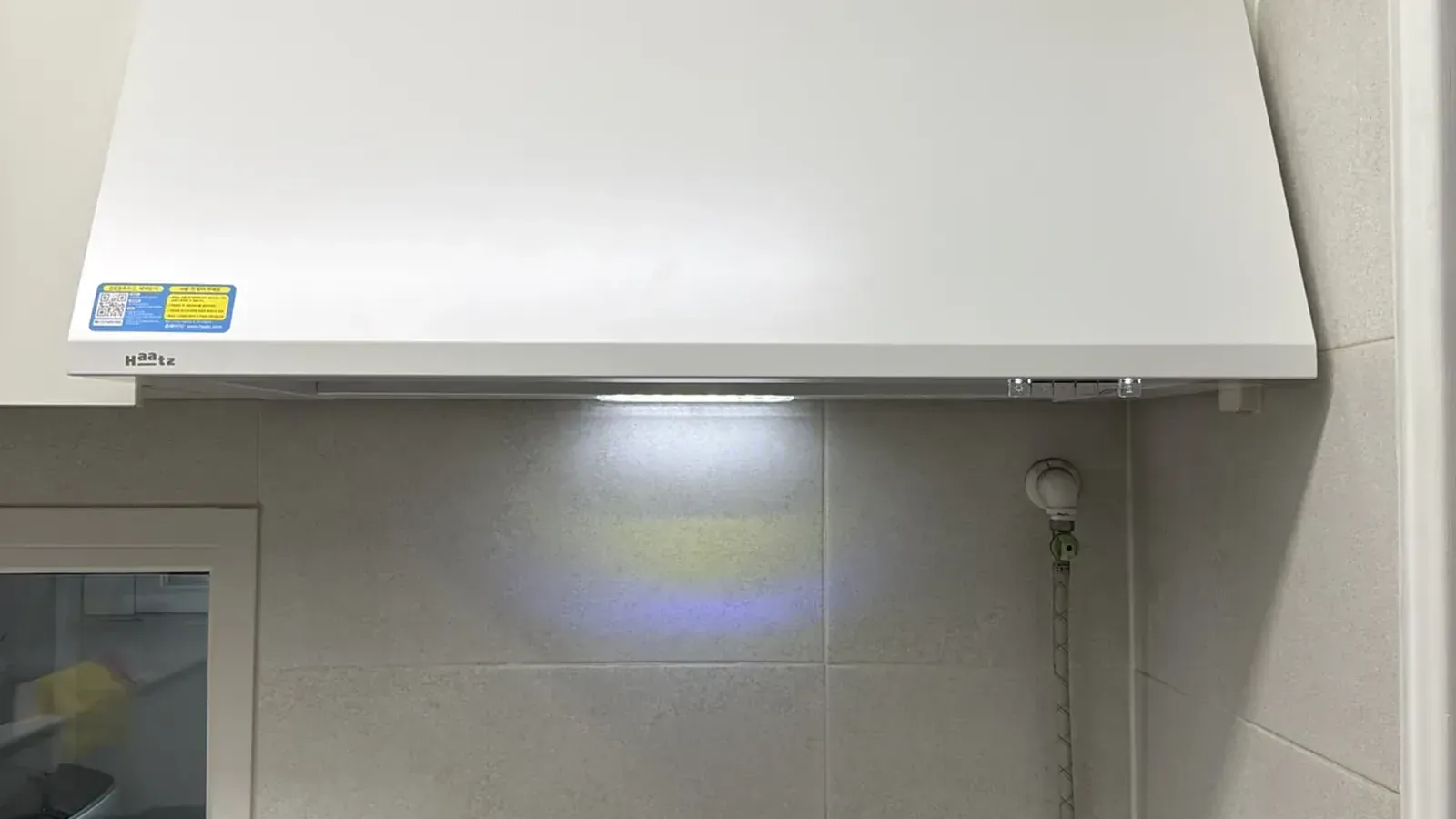 가스레인지 위 후드 설치 모습