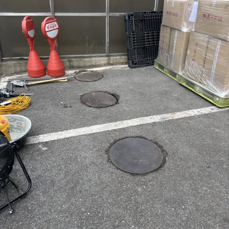 도로 맨홀 설치와 침하 보수 현장 사진
