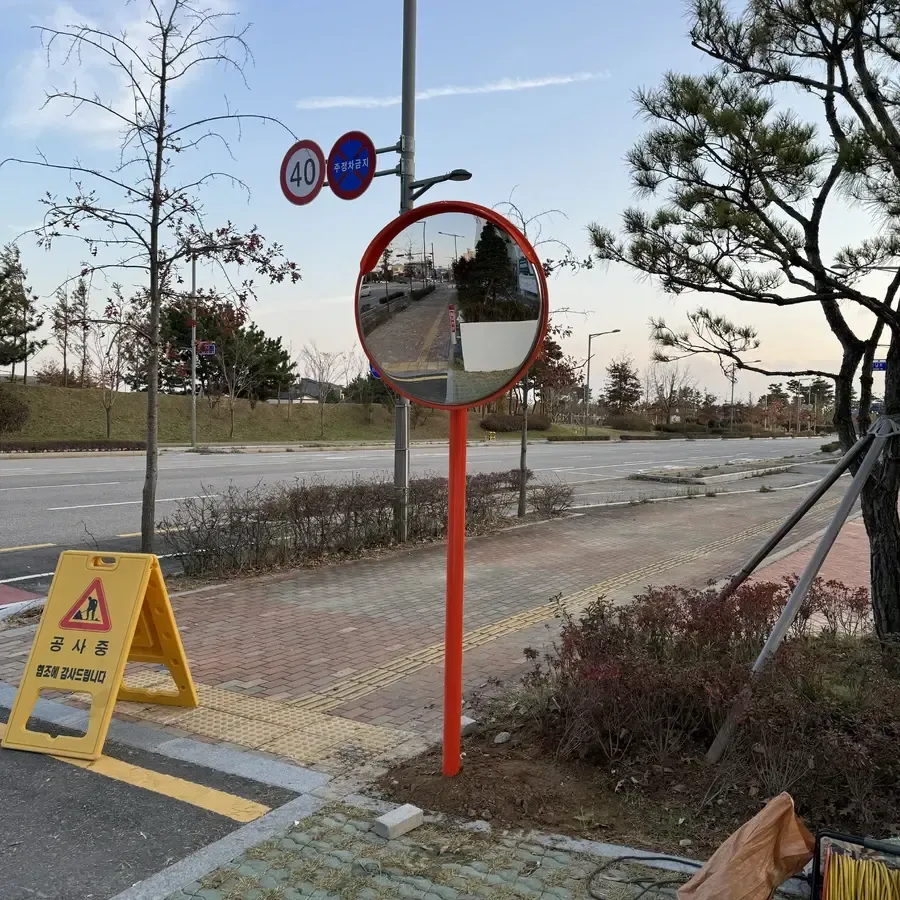 도로 모퉁이에 설치된 반사경