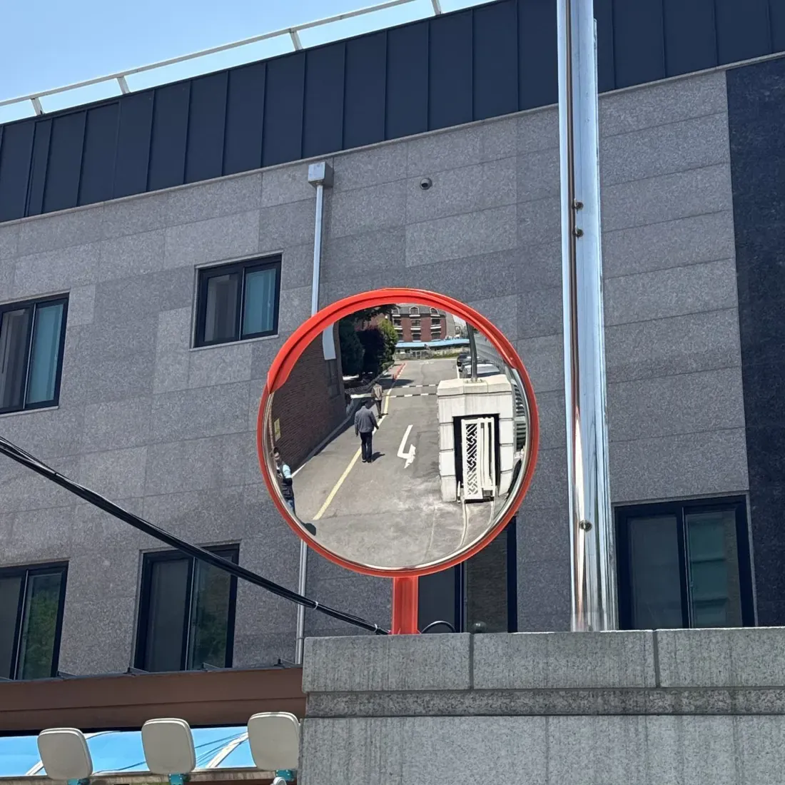 사각지대 반사경 현장 시공 사진 3