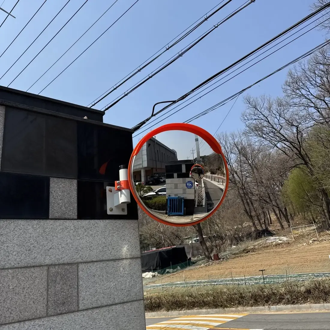 화성 도로변에 세운 볼록거울