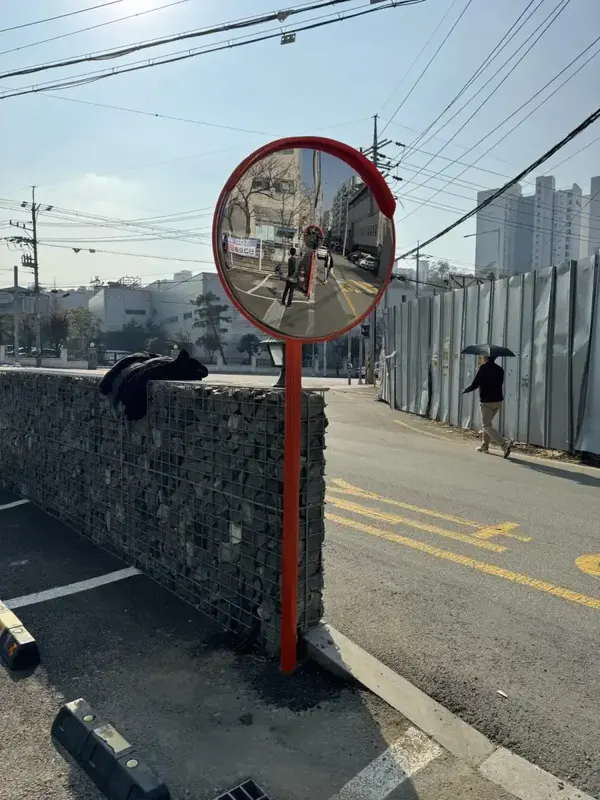 교차로와 아파트 단지 반사경 설치 현장 사진